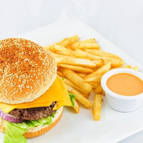 Hausgemachte Burger Sauce aus Mayonnaise, Ketchup und Gewürzen