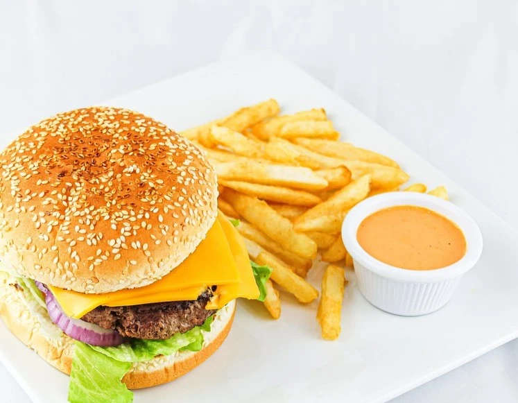 Hausgemachte Burger Sauce aus Mayonnaise, Ketchup und Gewürzen