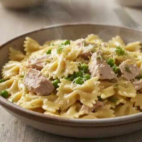 Cremige Thunfisch Pasta mit Sahne und Erbsen.