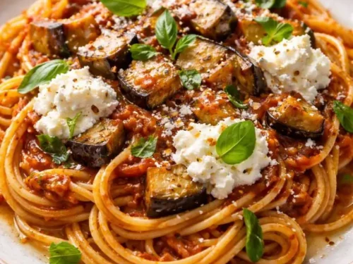 Spaghetti-alla-Norma-con-ricotta-y-albahaca