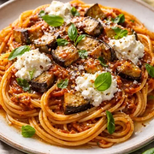 Spaghetti-alla-Norma-con-ricotta-y-albahaca